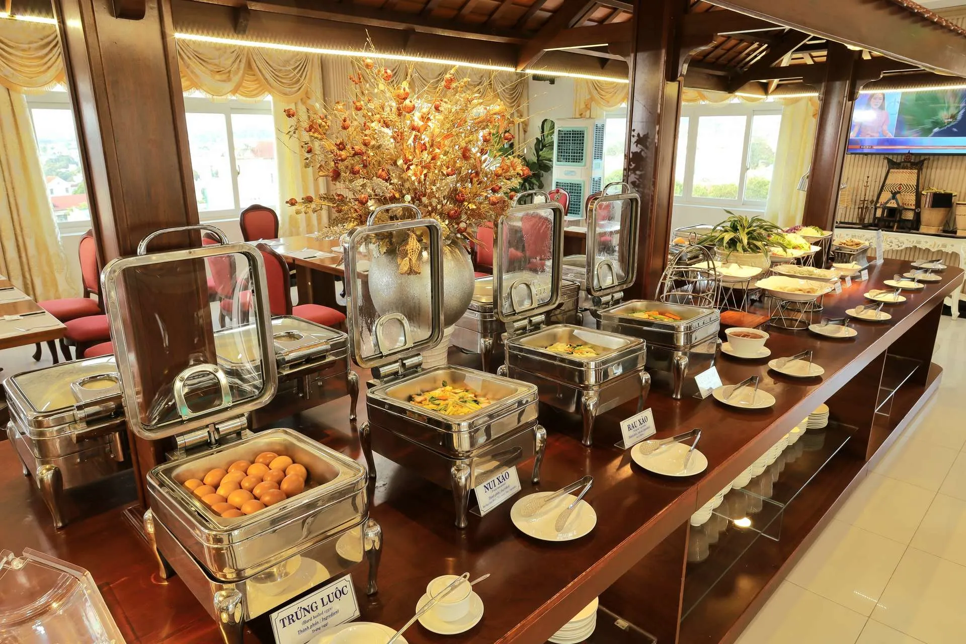 Không gian nhà hàng tại Pleiku &amp; Em Hotel by Gia Lai Tourist