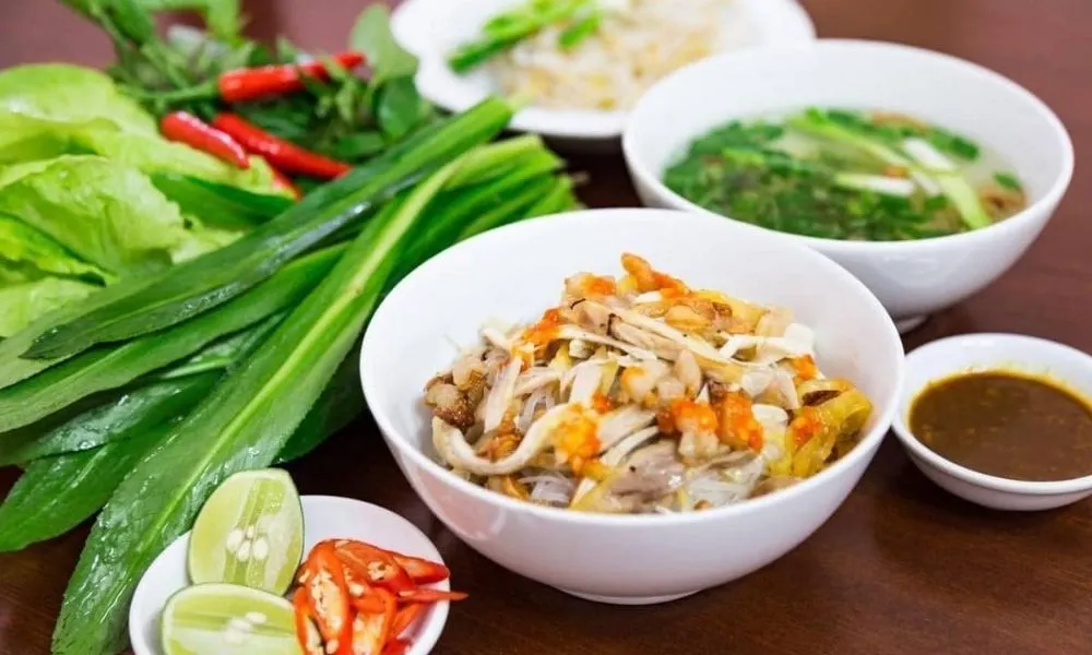 Tô phở khô Hồng chất lượng với thịt bò tươi ngon và rau sống ăn kèm tại quán ăn ngon ở Pleiku