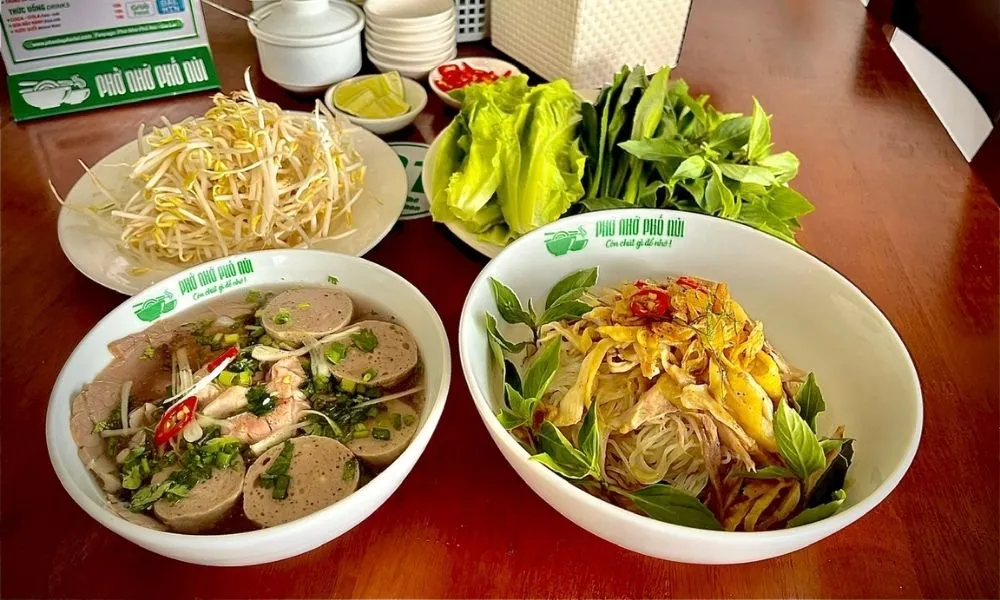 Không gian sạch sẽ, mát lạnh bên trong quán Phở Nhớ Phố Núi, một địa chỉ phở khô Gia Lai uy tín