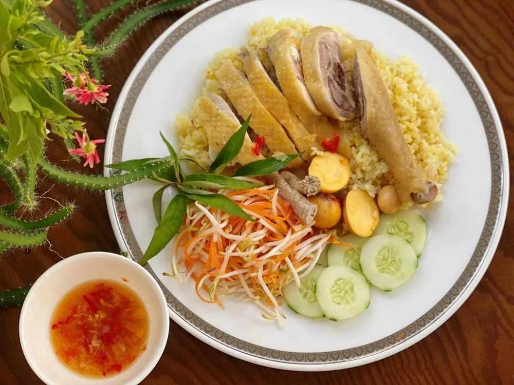 Đĩa cơm gà Pleiku hấp dẫn với hạt cơm vàng óng và thịt gà chắc ngọt
