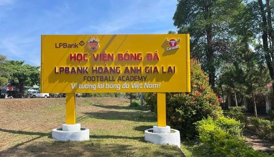 Toàn cảnh Học viện Bóng đá Hoàng Anh Gia Lai nhìn từ trên cao với sân cỏ xanh mướt và các tòa nhà chức năng