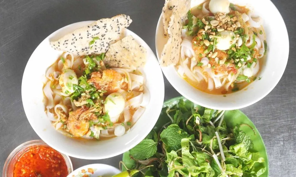 Tô mì Quảng chả cá Pleiku với chả cá dai ngon và nước lèo đậm đà