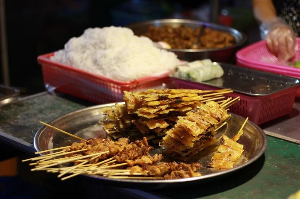 Khu ẩm thực sôi động tại Chợ đêm Pleiku với nhiều món ngon giá rẻ