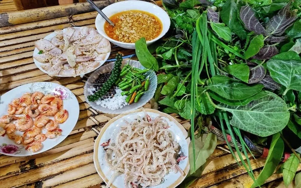 Gỏi lá rừng Pleiku độc đáo với hơn 30 loại lá và nước chấm đặc biệt