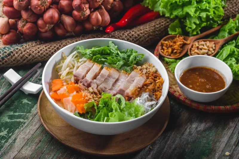 Tô bún mắm nêm Gia Lai hấp dẫn với nhiều loại topping