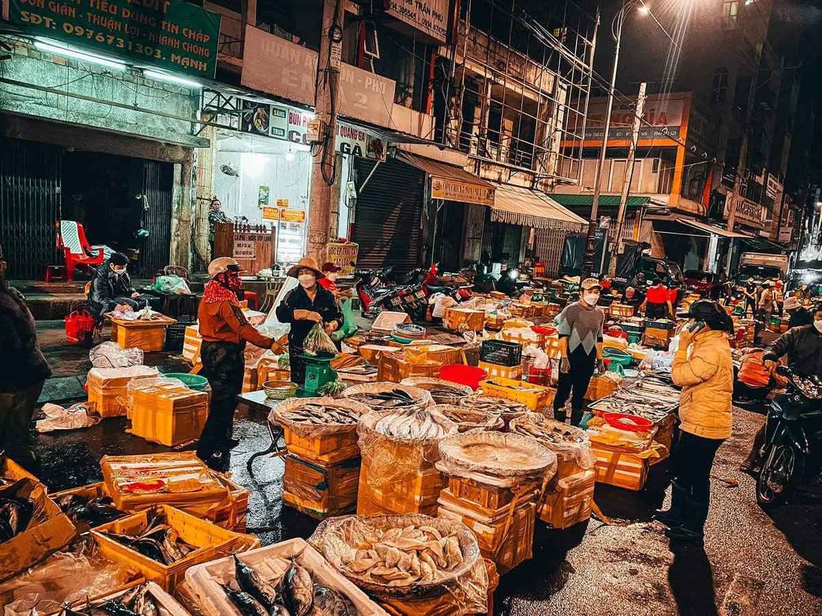 Rau củ quả tươi ngon và hải sản được bày bán tại Chợ đêm Pleiku