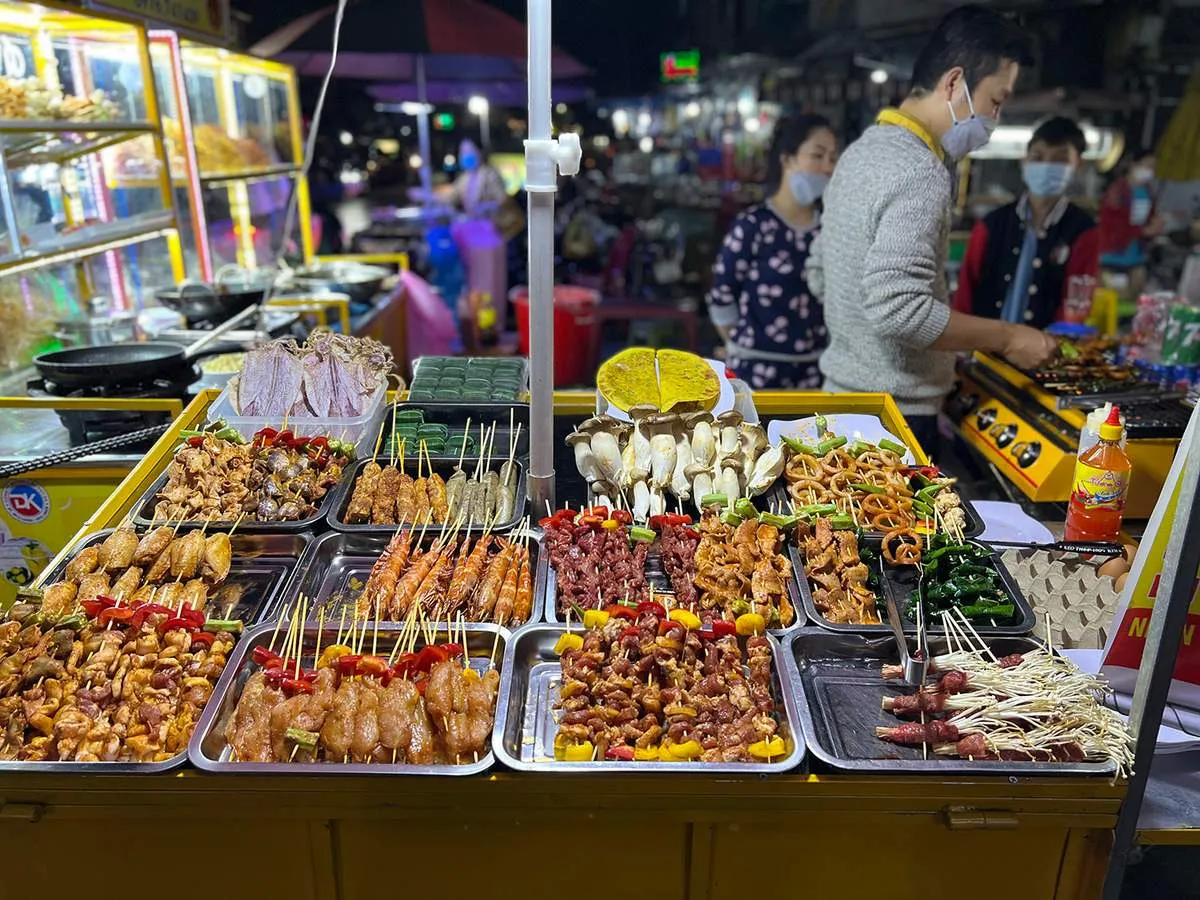 Quầy lụi nướng thơm lừng hấp dẫn du khách tại Chợ đêm Pleiku