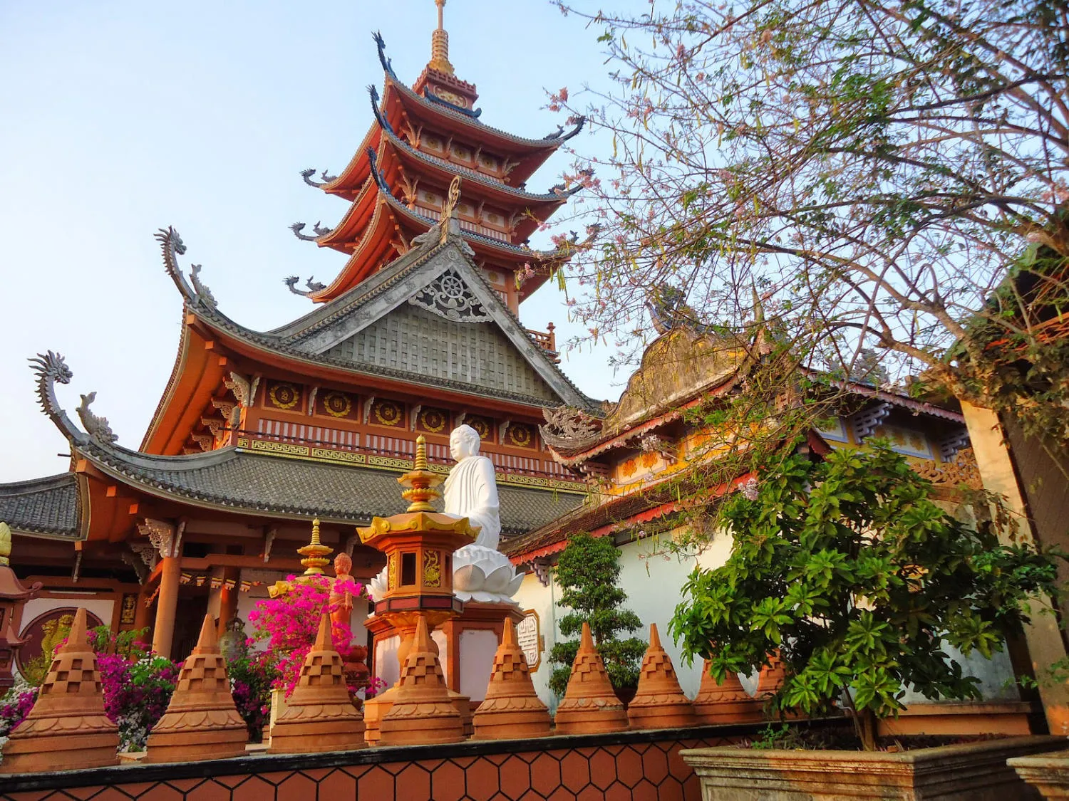 Khung cảnh Chùa Bửu Minh ẩn hiện trong sương sớm mờ ảo