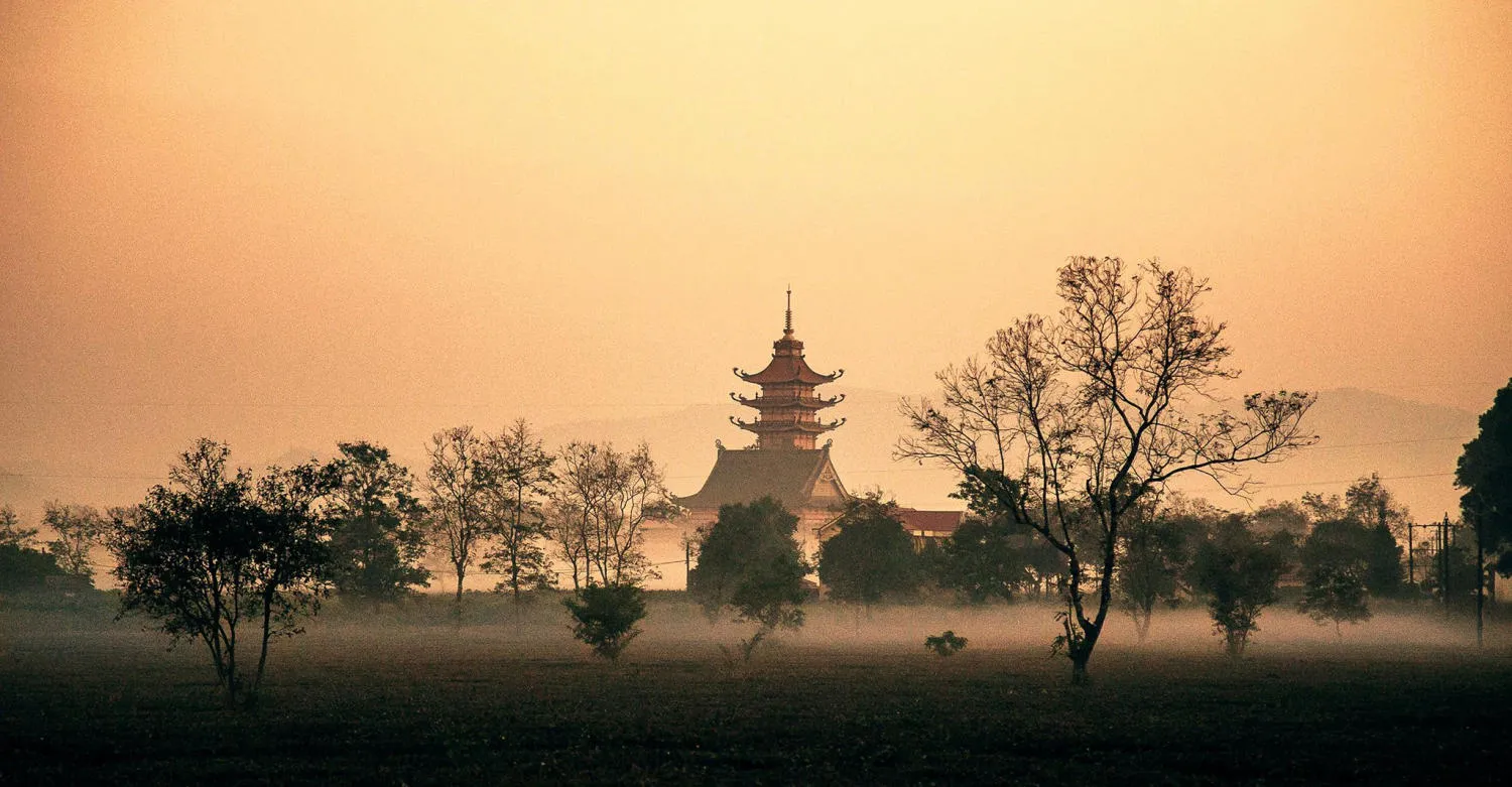 Chi tiết mái ngói cong và hoa văn trang trí tại Chùa Bửu Minh