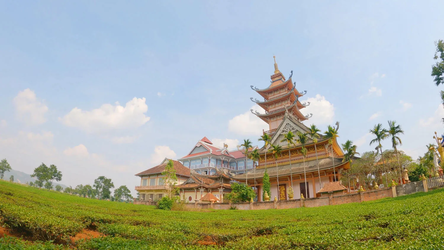 Cổng tam quan bề thế và uy nghi của Chùa Bửu Minh Gia Lai