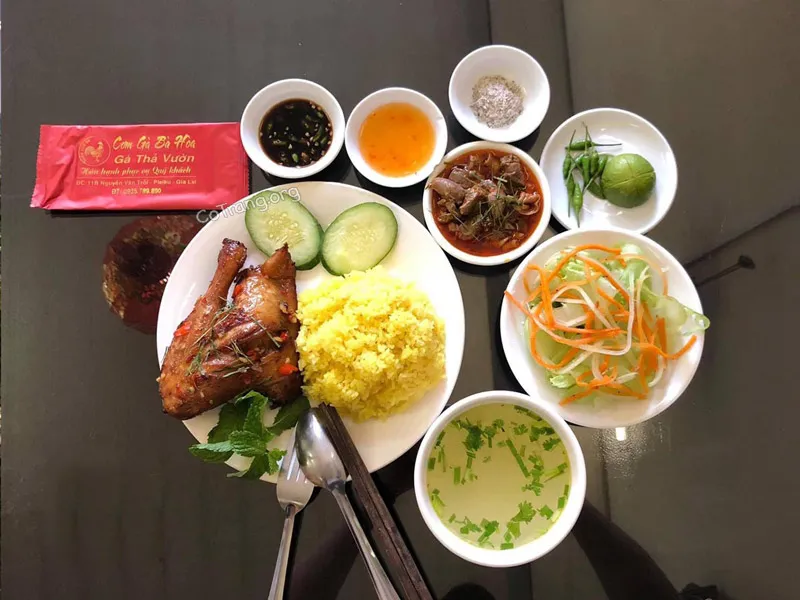 Đĩa cơm gà Gia Lai thơm ngon hấp dẫn