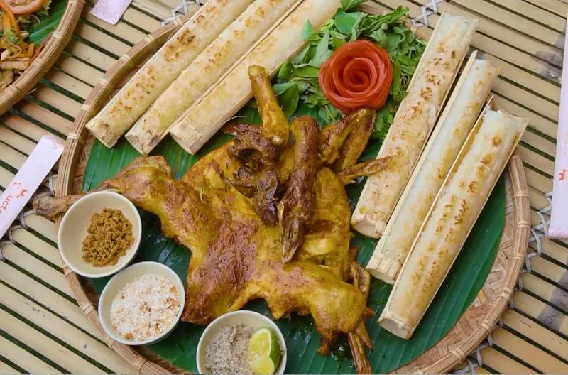 Cơm lam nướng ống tre thơm dẻo món ăn truyền thống Tây Nguyên tại Gia Lai
