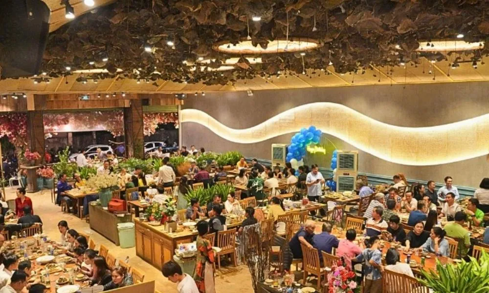 Không gian trang trí công phu, đẹp mắt và ấm cúng tại nhà hàng Cơm Quê Gia Lai