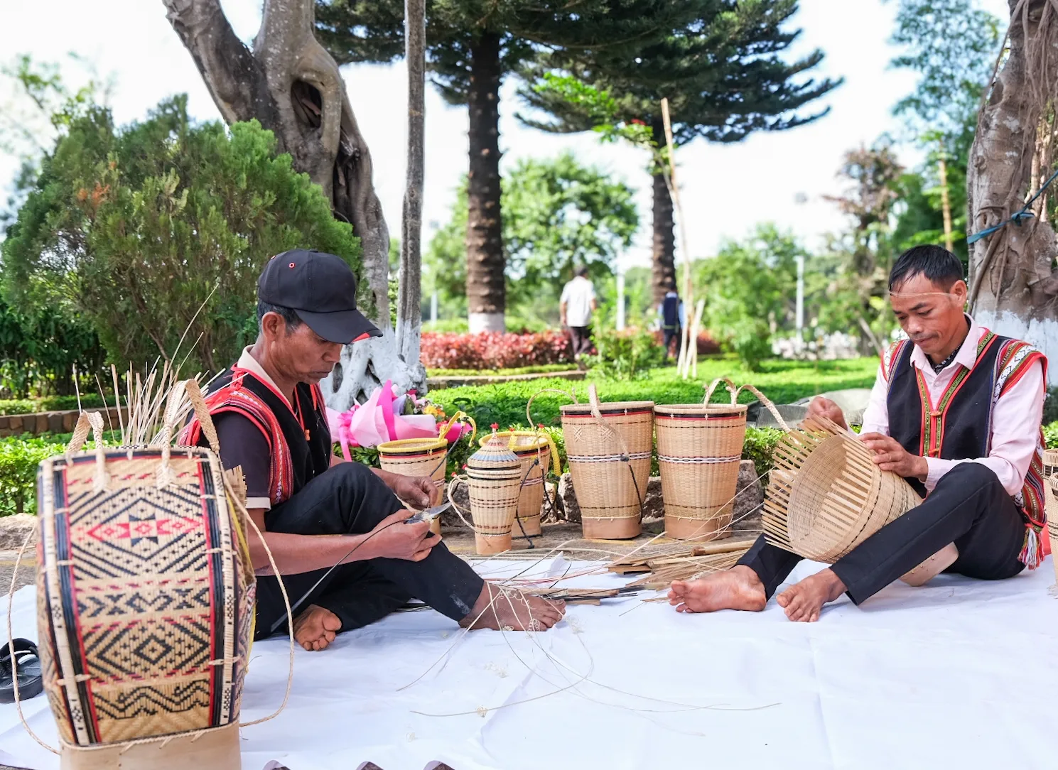 Nghệ nhân Gia Lai tham gia thi đan lát với các sản phẩm thủ công truyền thống tinh xảo