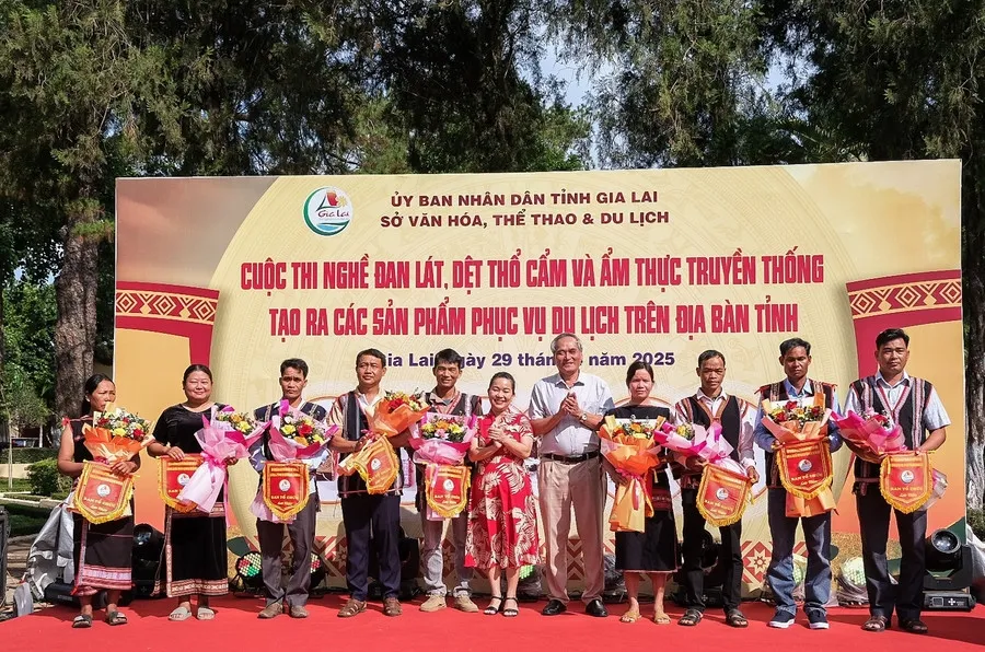 Ban tổ chức trao cờ lưu niệm cho các đoàn nghệ nhân tham gia cuộc thi tại Gia Lai
