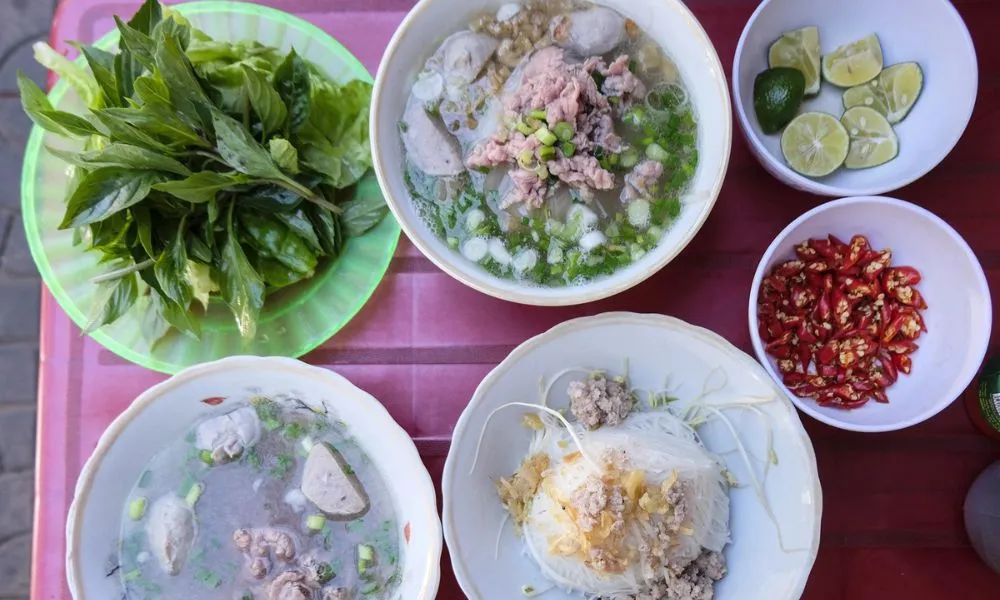 Tô phở khô Gia Lai đặc trưng với bánh phở, thịt và rau ăn kèm hấp dẫn
