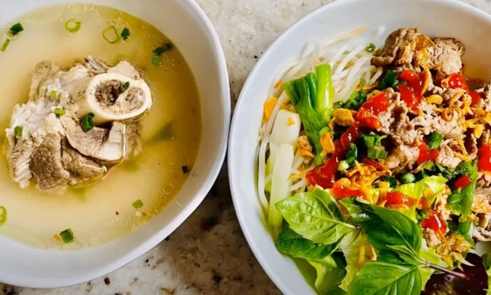 Thưởng thức phở khô bò Gia Lai với tô nước dùng đậm đà chất lượng