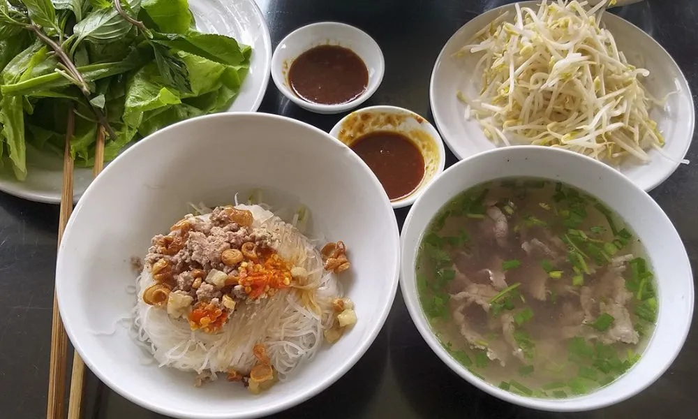 Cận cảnh tô phở khô Gia Lai đầy ắp topping thịt bằm và hành phi thơm lừng