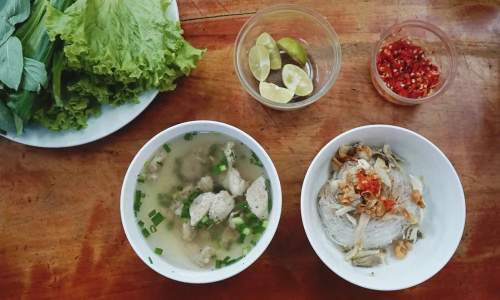Thêm chanh và ớt tươi để tăng hương vị cho món phở khô Gia Lai
