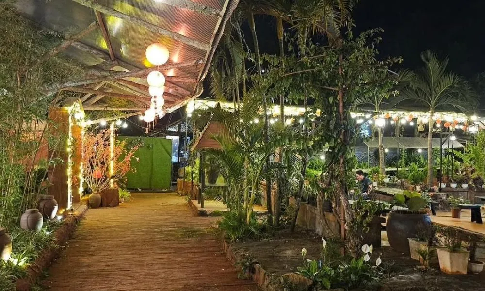 Không gian rộng rãi, thoáng đãng và gần gũi với thiên nhiên tại Quán Nhà Tôi ở Pleiku