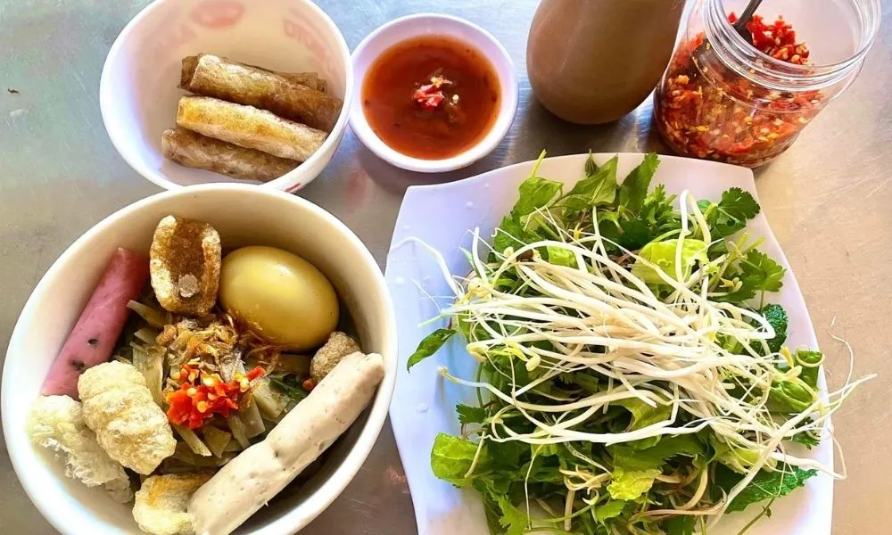 Quán bún cua thối Cô Hương trên đường Quyết Tiến, Pleiku, được nhiều người nổi tiếng ghé thăm và giới thiệu