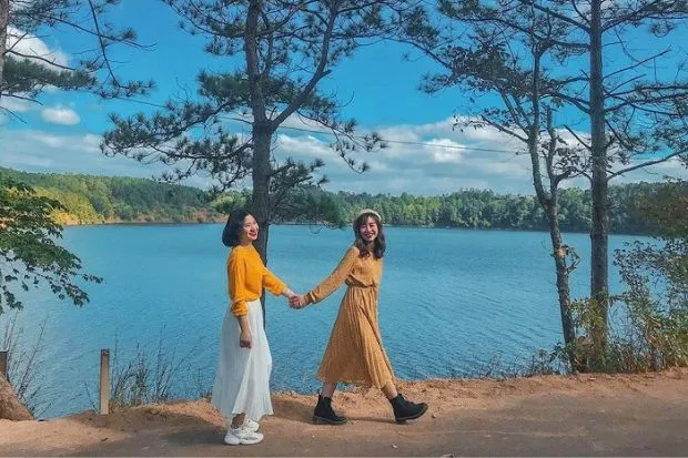Khung cảnh thơ mộng của Biển Hồ T'Nưng Gia Lai với mặt nước xanh và cây cối ven bờ