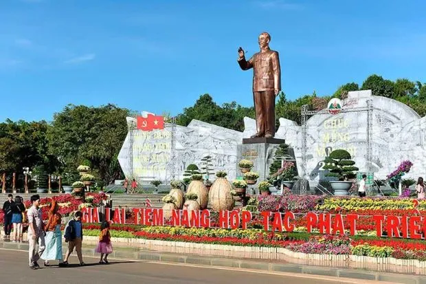 Không gian rộng lớn và thoáng đãng của Quảng trường Đại Đoàn Kết tại Pleiku Gia Lai