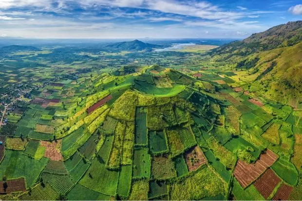 Vẻ đẹp hùng vĩ của núi lửa Chư Đăng Ya nhìn từ trên cao với những mảng màu xanh vàng đặc trưng