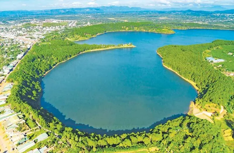 Khung cảnh Biển Hồ Pleiku trong xanh, điểm du lịch bụi Gia Lai yên bình