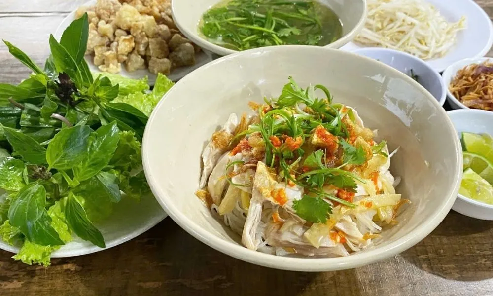 Bát phở khô Gia Lai thơm lừng với nước dùng trong veo, đậm đà tại quán Phở Khô Minh