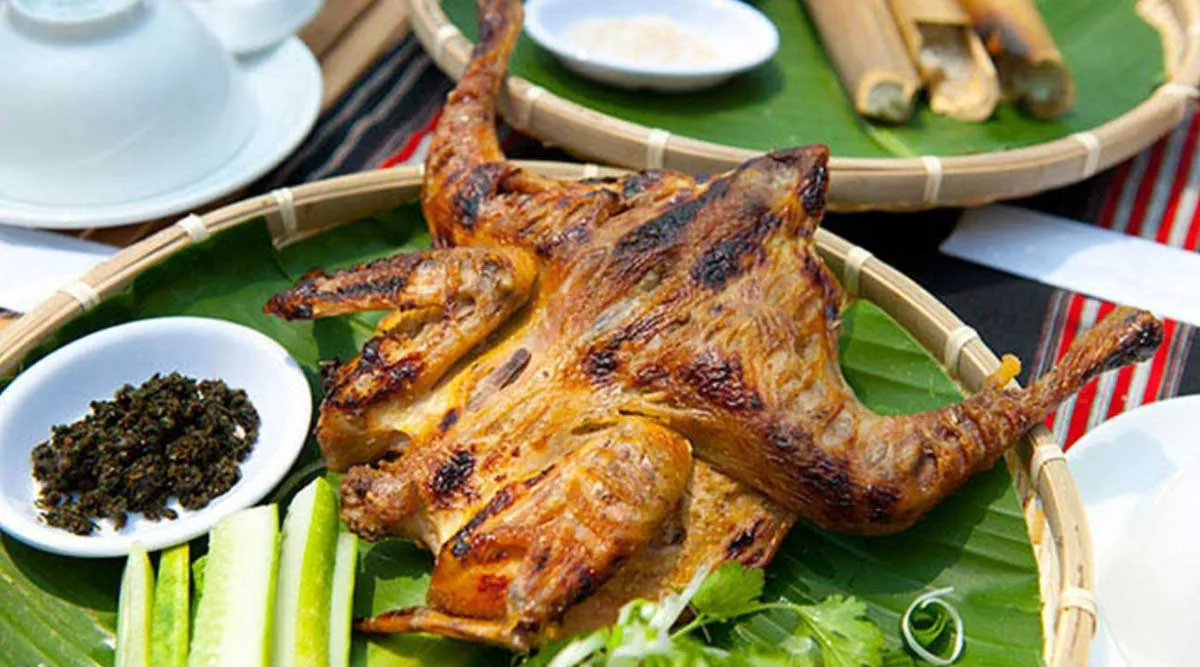 Thưởng thức gà nướng sa lửa cơm lam muối é chuẩn vị Tây Nguyên tại Pleiku