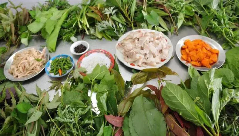 Món gỏi lá rừng độc đáo với nhiều loại lá tự nhiên của Gia Lai