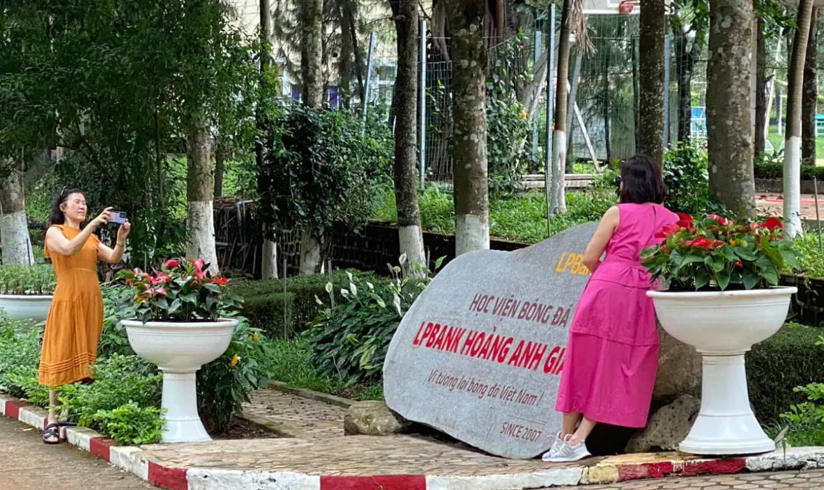 Các học viên nhí trong trang phục tập luyện trên sân cỏ Học viện Bóng đá Hoàng Anh Gia Lai