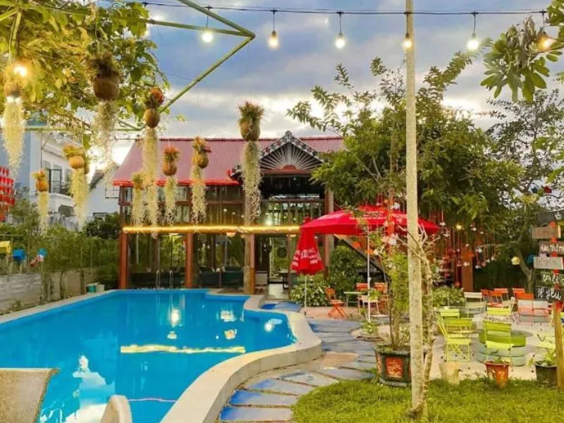 Hồ bơi thư giãn tại Homestay Làng Tôi Gia Lai giữa không gian xanh.