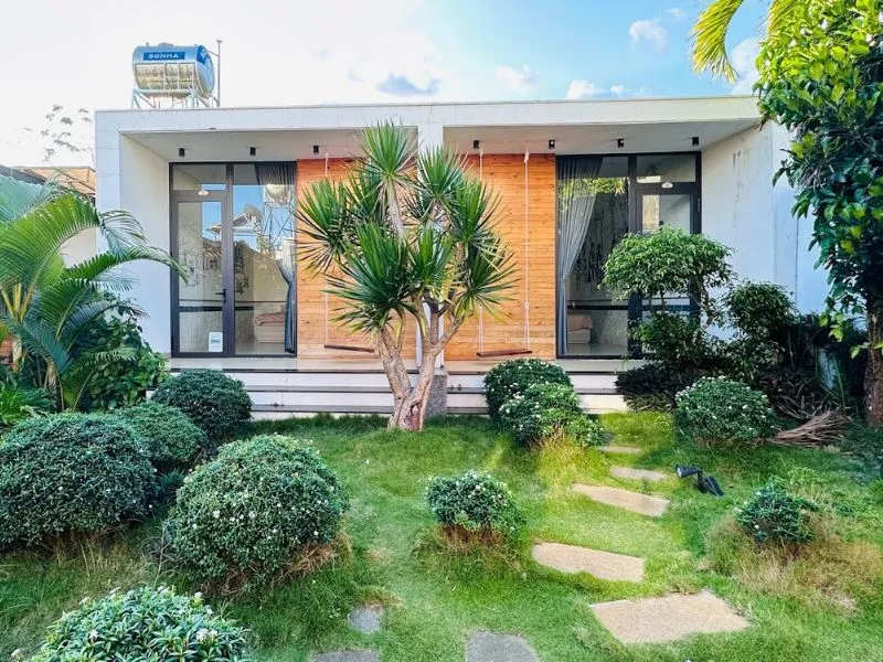 Khu vườn xanh mát với nhiều cây cối tại The Stay Villa Pleiku.