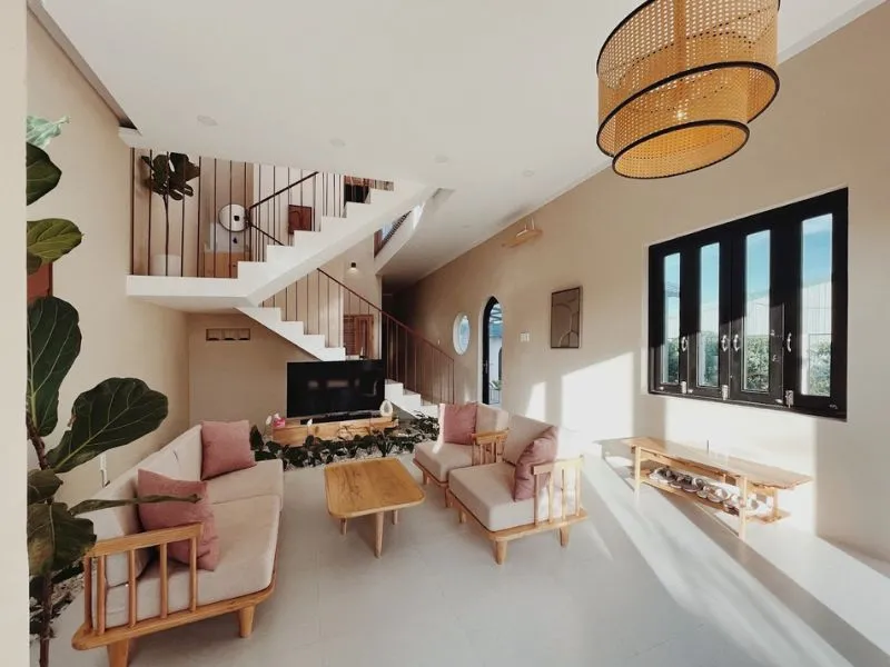 Phòng khách sang trọng và ấm cúng tại XOM House Biển Hồ Gia Lai.