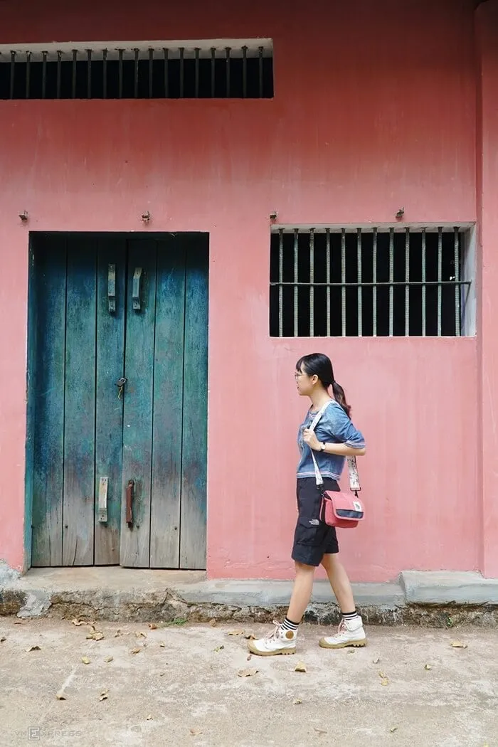 Du khách tham quan tìm hiểu lịch sử tại khu di tích Nhà tù Pleiku, Gia Lai