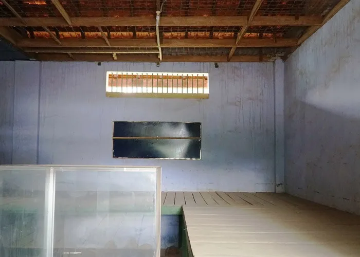 Bên trong một xà lim chật hẹp tại Nhà tù Pleiku, tái hiện không gian giam giữ