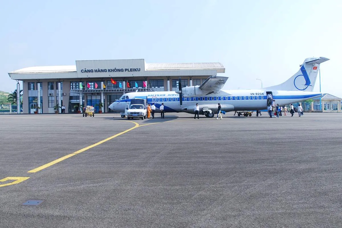 Máy bay là phương tiện nhanh chóng để đến Pleiku khám phá Quảng trường Đại Đoàn Kết