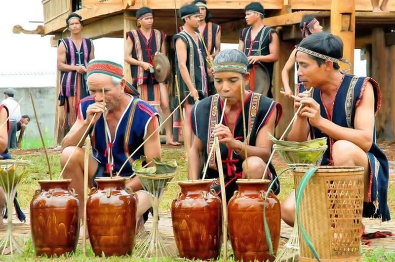 Trải nghiệm uống rượu cần truyền thống của đồng bào dân tộc Tây Nguyên ở Gia Lai