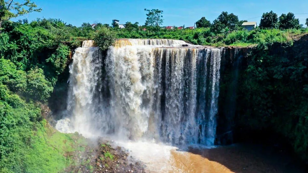 Thác Xung Khoeng Gia Lai với dòng nước chảy qua các bậc đá giữa thiên nhiên hoang sơ