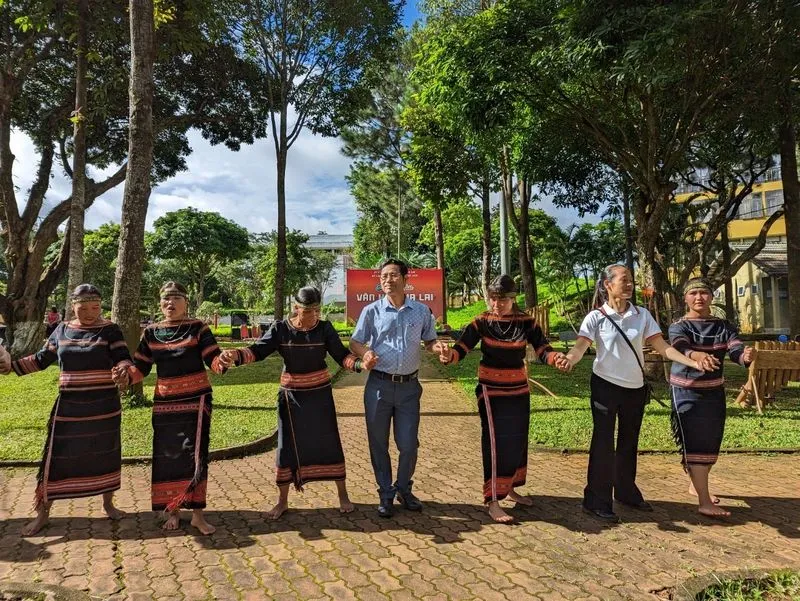 Du khách trải nghiệm giao lưu văn hóa với người dân tộc bản địa Gia Lai