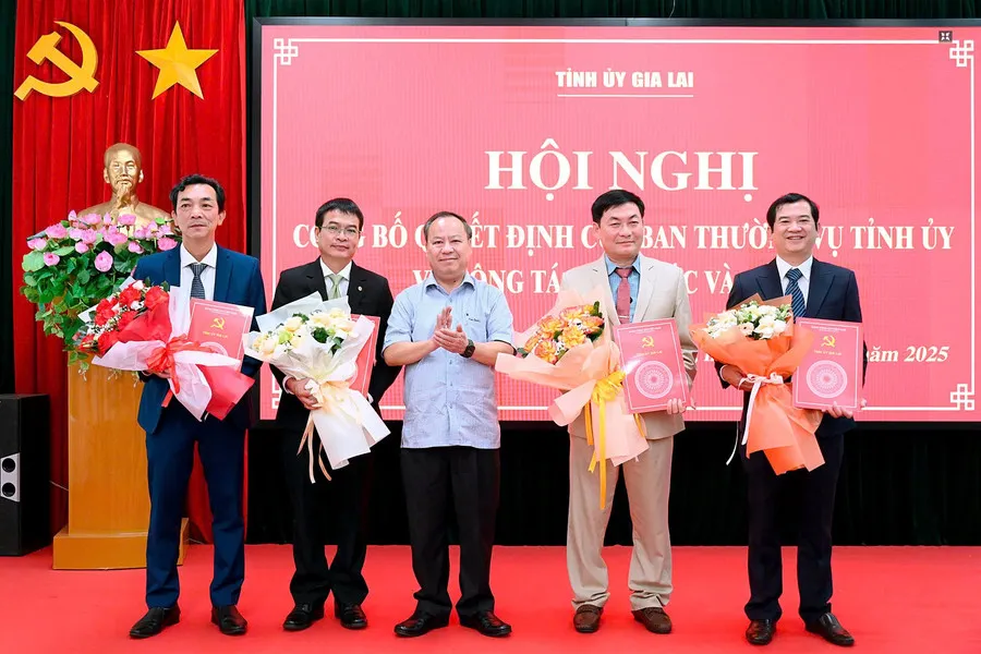 Phó Bí thư Thường trực Tỉnh ủy Châu Ngọc Tuấn trao quyết định và hoa chúc mừng Ban Biên tập Báo Gia Lai sau hợp nhất