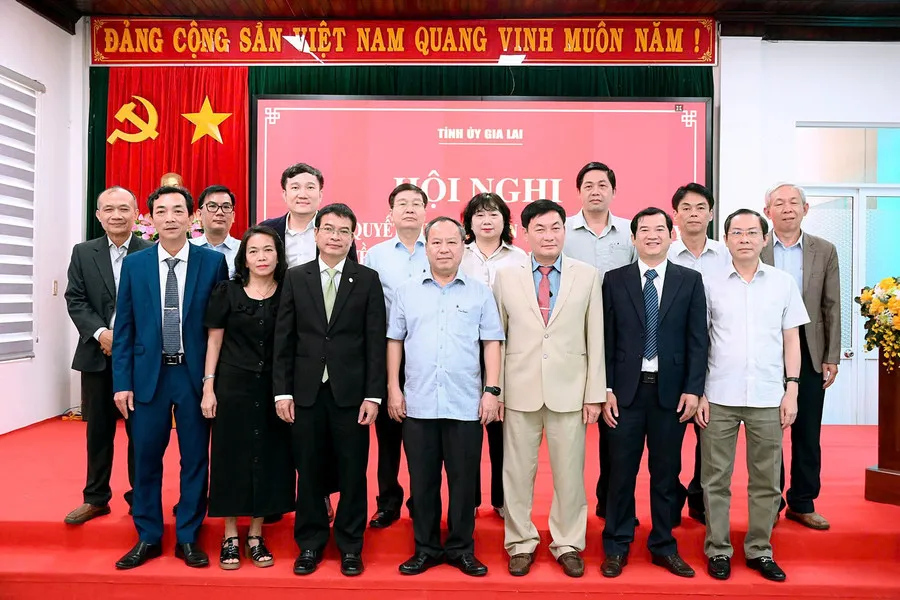 Lãnh đạo tỉnh Gia Lai chụp ảnh lưu niệm cùng Ban Biên tập Báo Gia Lai sau hợp nhất