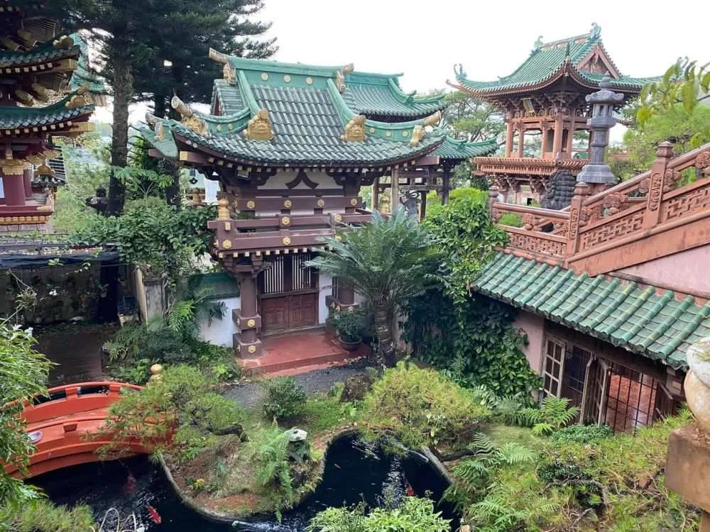 Du khách tham quan, chiêm bái tại khuôn viên Chùa Minh Thành Pleiku