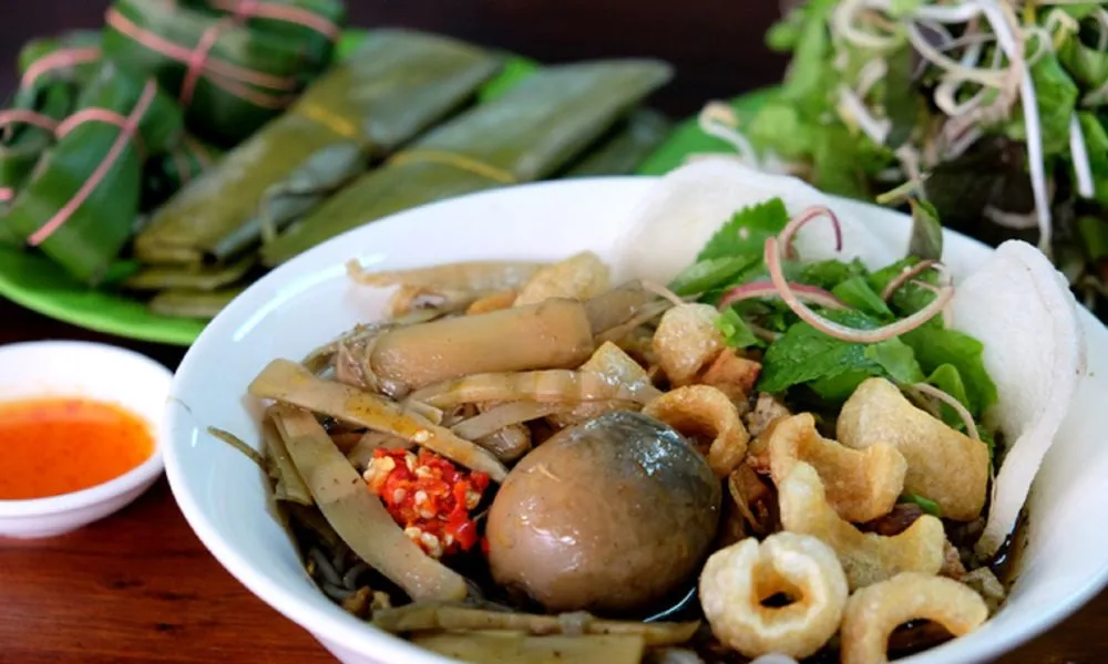 Tô bún cua thối đặc sản Gia Lai đầy ắp topping hấp dẫn thực khách