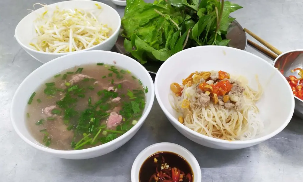 Phở khô Gia Lai đặc trưng với hai tô riêng biệt gồm phở trộn và nước dùng