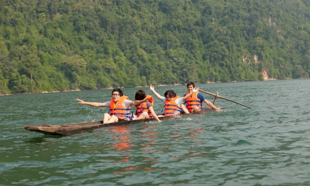 Du khách chèo thuyền kayak khám phá vẻ đẹp của Biển Hồ T'Nưng