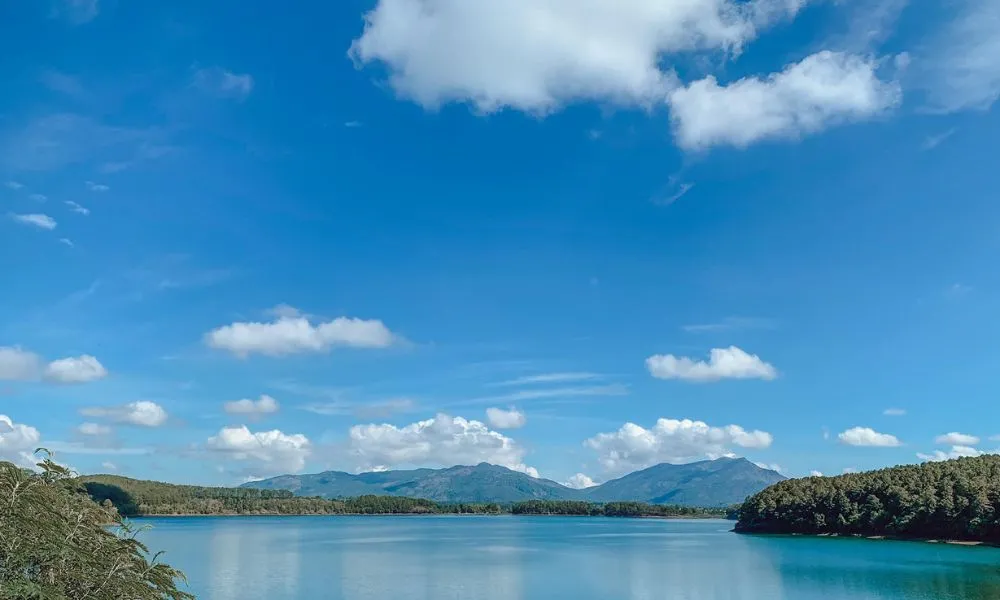 Vẻ đẹp yên bình của Biển Hồ T'Nưng với mặt hồ phẳng lặng và núi rừng bao quanh