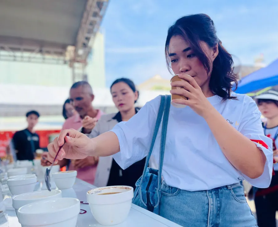 Người dân và du khách thưởng thức cà phê miễn phí tại Gia Lai Coffee Festival ở Pleiku